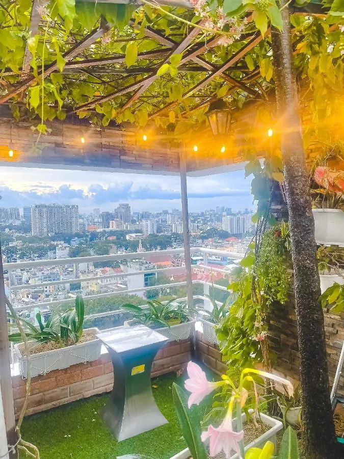 White Penthouse-Rooftop Pool Private -Central City Ho Chi Minh City Apartment