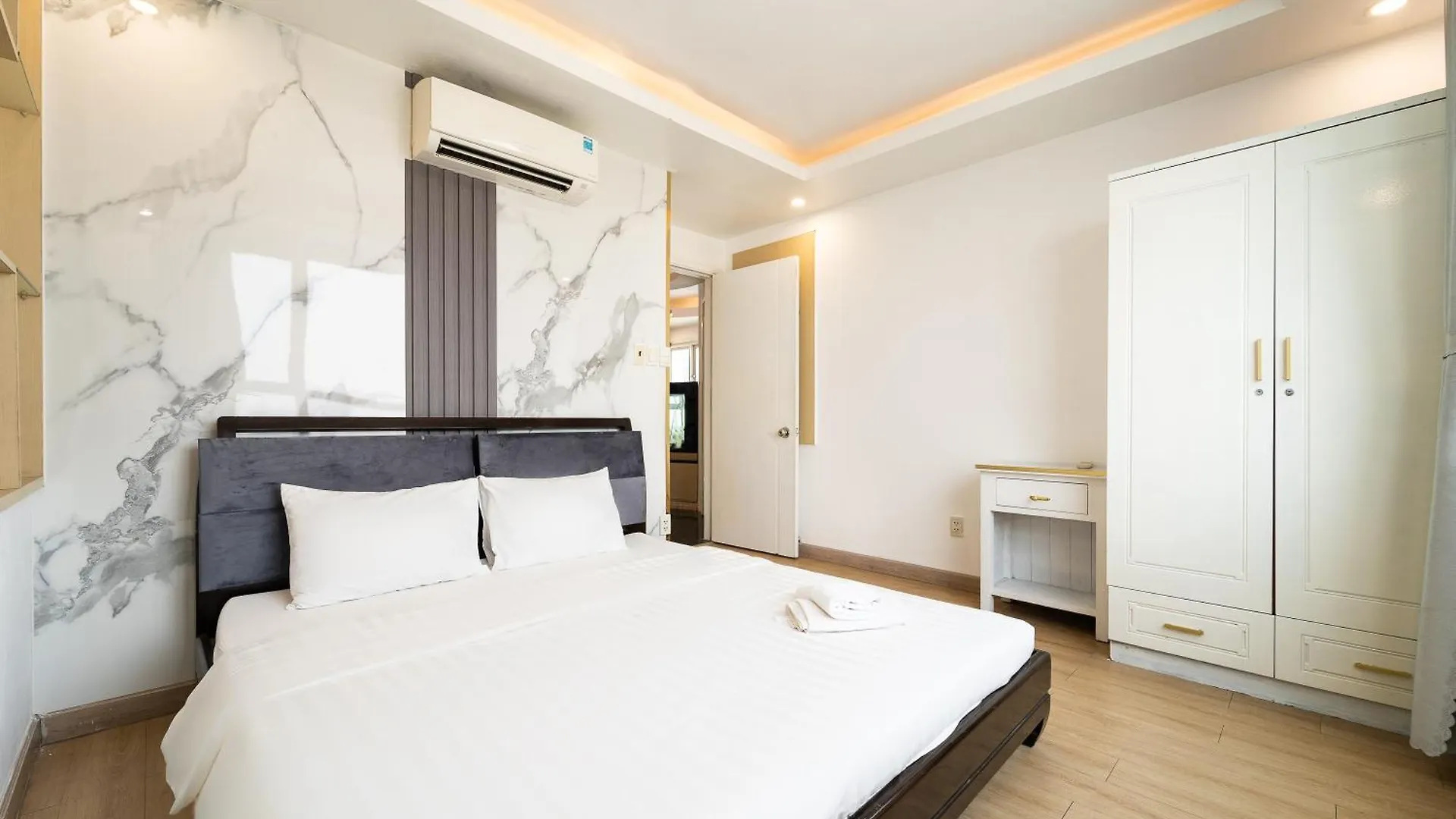 Apartment White Penthouse-Rooftop Pool Private -Central City Ho Chi Minh City Vietnam