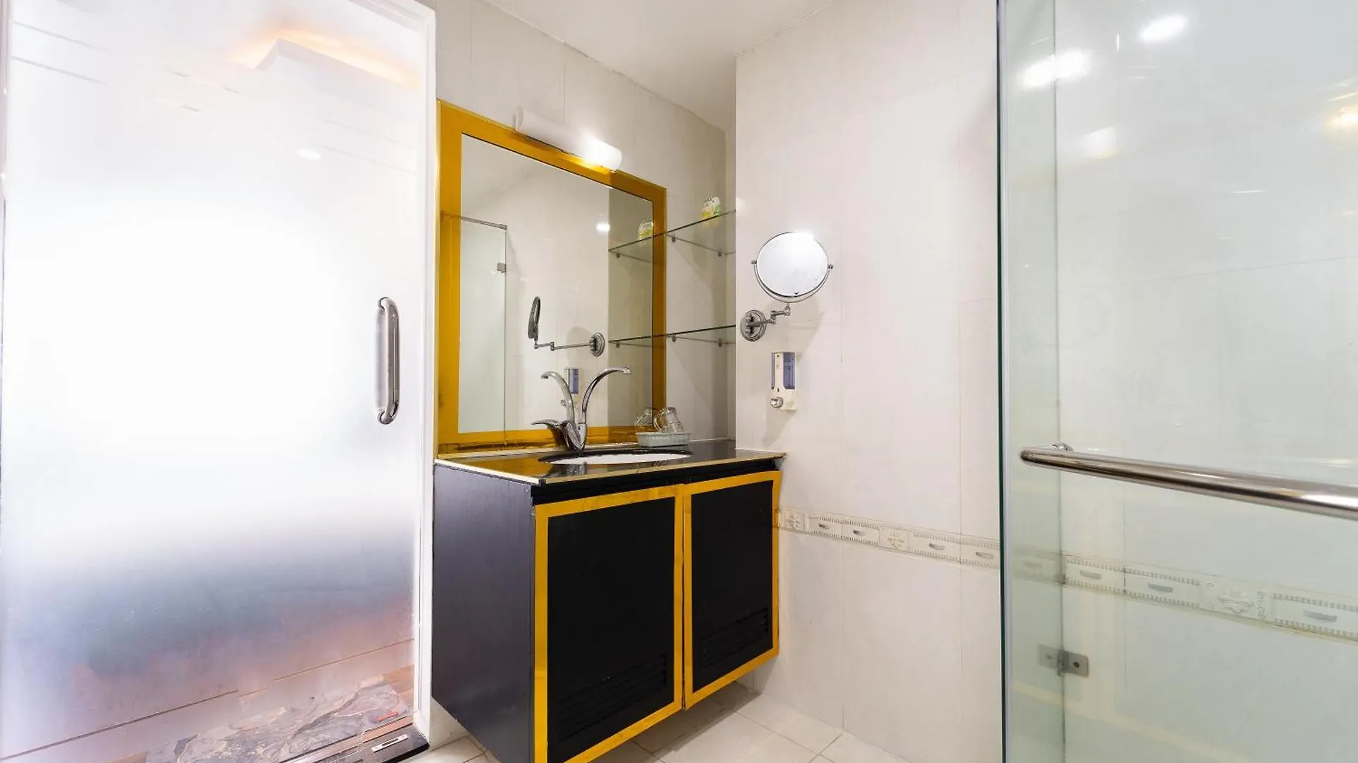 White Penthouse-Rooftop Pool Private -Central City Ho Chi Minh City Vietnam