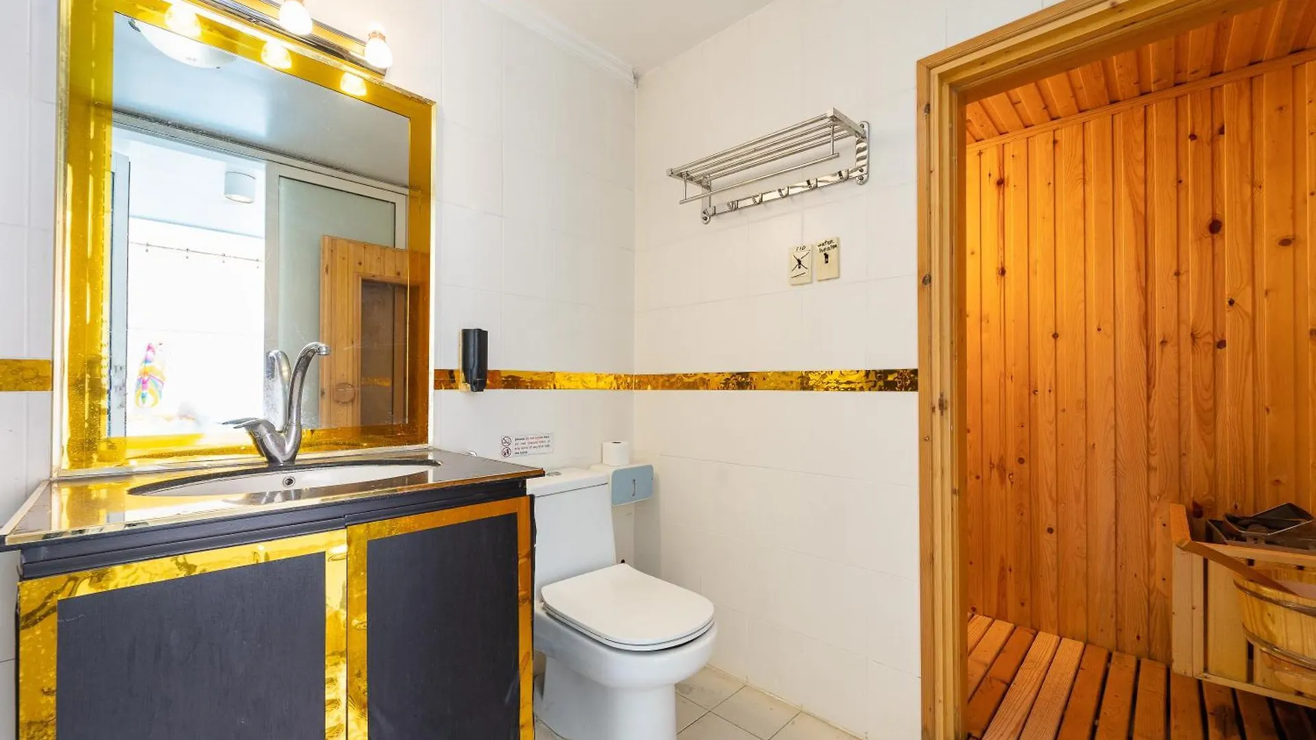 White Penthouse-Rooftop Pool Private -Central City Ho Chi Minh City