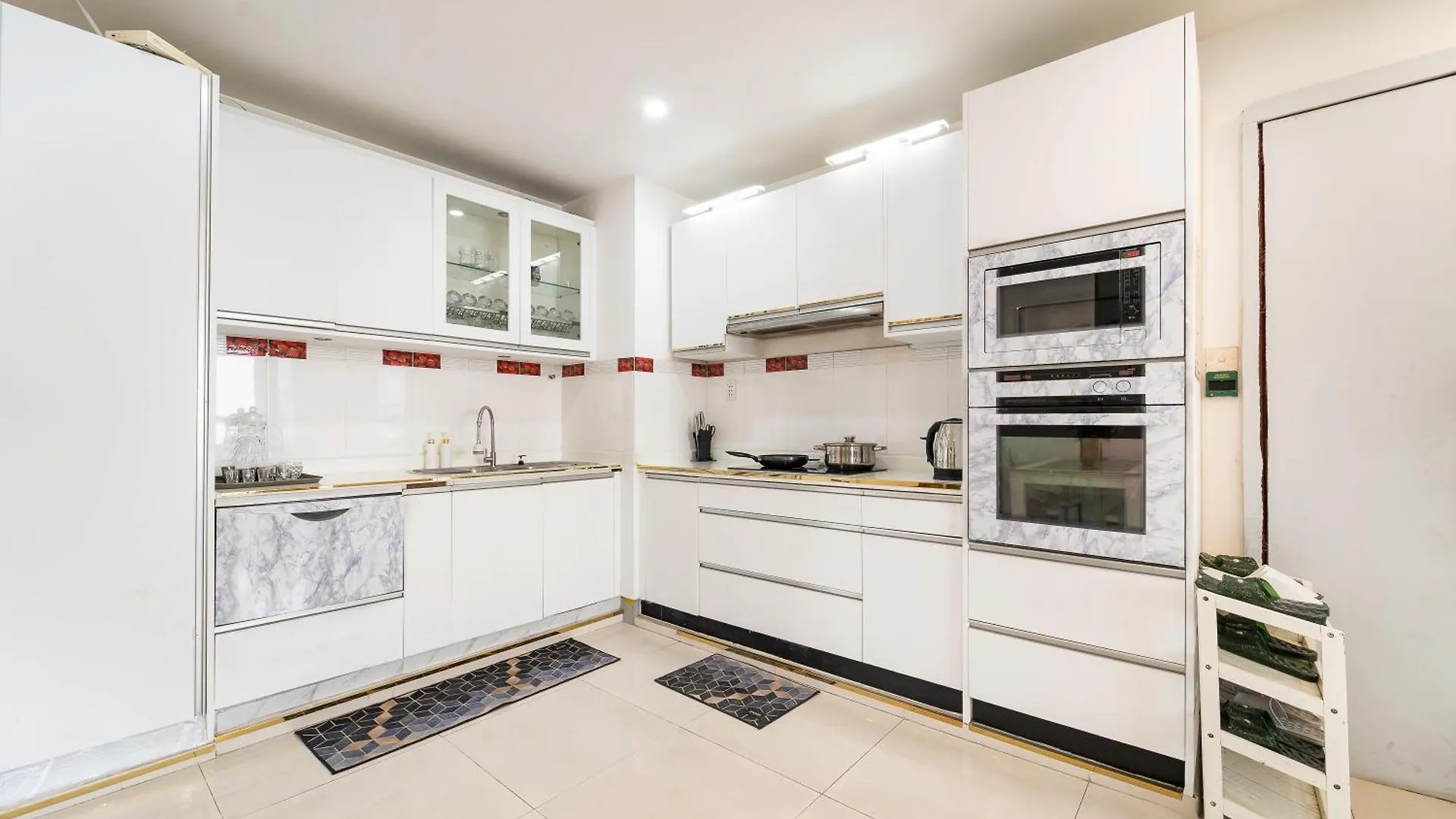 White Penthouse-Rooftop Pool Private -Central City Ho Chi Minh City