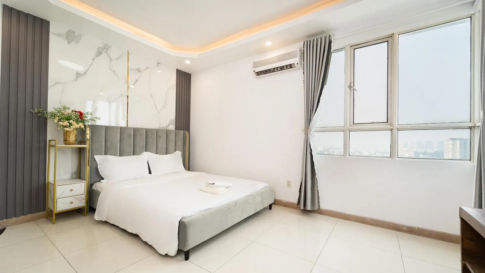White Penthouse-Rooftop Pool Private -Central City Ho Chi Minh City Apartment
